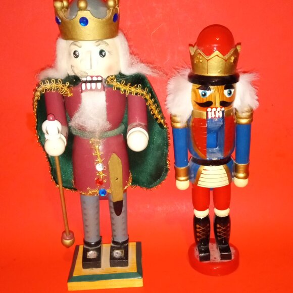 LOT OF 2 COLORFUL VINTAGE WOODEN CHRISTMAS KINGS NUTCRACKERS - Picture 2 of 13